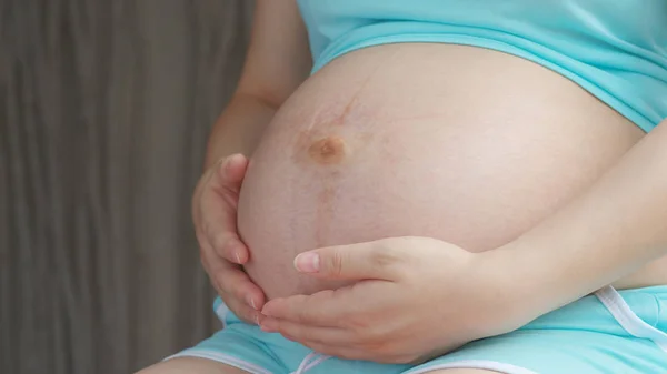 Zwangere vrouw op haar buik aanraken — Stockfoto