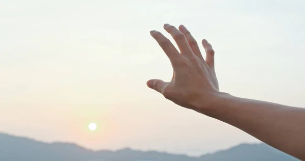 Hand touch de zonsondergang — Stockfoto