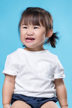 Kameraya gülümseyen kız bebek