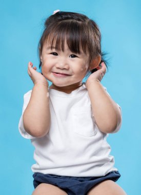 Kameraya gülümseyen güzel kız