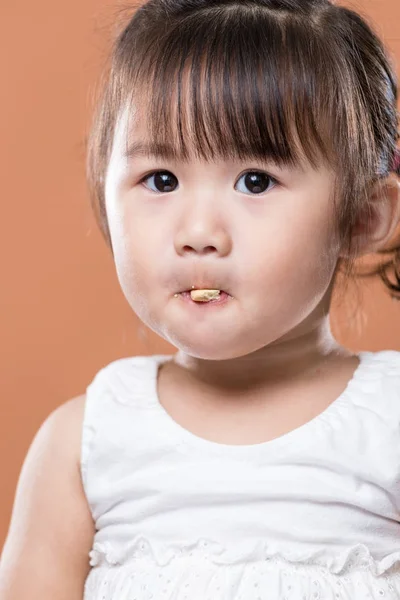 Bonito Bebê Menina Comer Biscoito — Fotografia de Stock