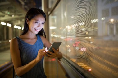 Smartphone vasıl gece arayan kadın 