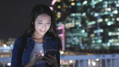 cep telefonuna SMS göndermek kadın 