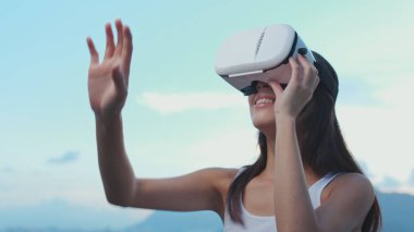 Yine de Vr aygıt izlerken kadın 