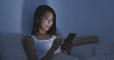 Cep telefonu yatağa arayan kadın 