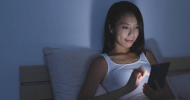 Cep telefonunuzun geceleri çalışan kadın 