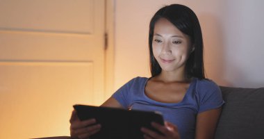Evde tablet kullanan kadın 