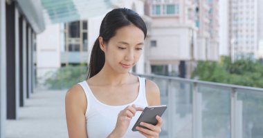 cep telefonu açık, kullanan kadın 