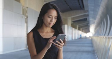 Cep telefonu kullanan kadın 