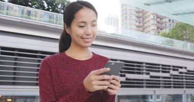 cep telefonu açık, kullanan kadın 