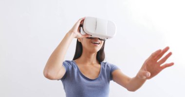 VR aygıtla izlerken kadın 