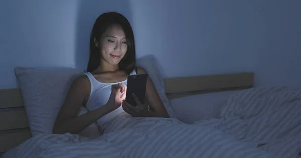핸드폰에 밤에 일 하는 여자 — 스톡 사진