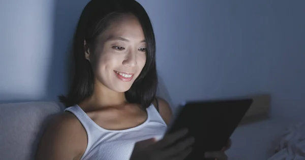 Женщина с планшетным компьютером на кровати — стоковое фото