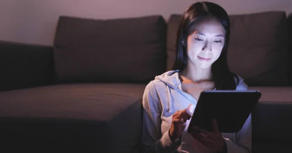 Wanita menggunakan tablet di malam hari di malam hari — Stok Foto