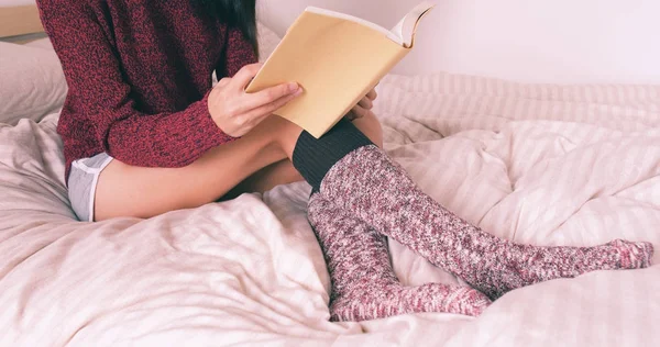 Nő olvasás könyv az ágyon — Stock Fotó