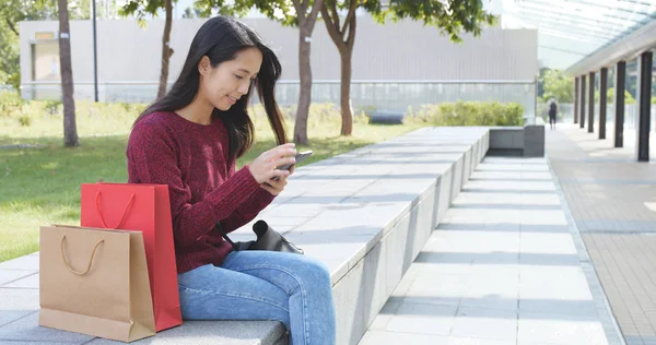 Shopping-Frau benutzt Handy im Freien — Stockfoto