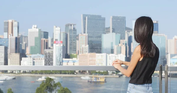 Mujer mirando el frente del puerto en Hong Kong — Foto de Stock