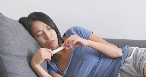 Mujer obtuvo resultado negativo de la prueba de embarazo — Foto de Stock