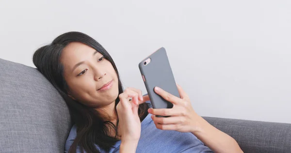 Frau benutzt Handy zu Hause — Stockfoto