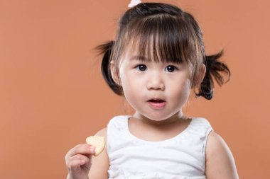 Küçük kız zevk onun kırık 