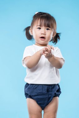 küçük kızı yandan alkışlar