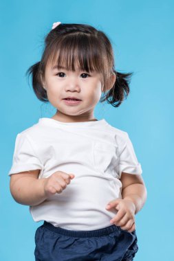 Bebek kız mavi zemin üzerine