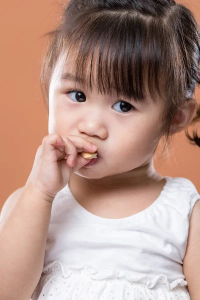 かわいい赤ちゃんの女の子の食べるスナック — ストック写真
