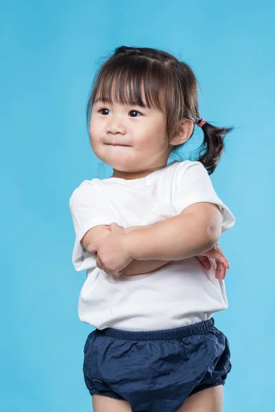 Baby Mädchen Arm Gekreuzt — Stockfoto