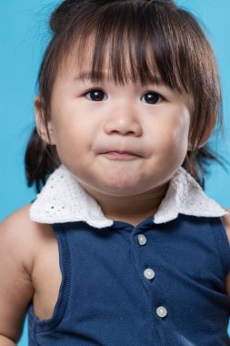 Sevimli kız mavi zemin üzerine