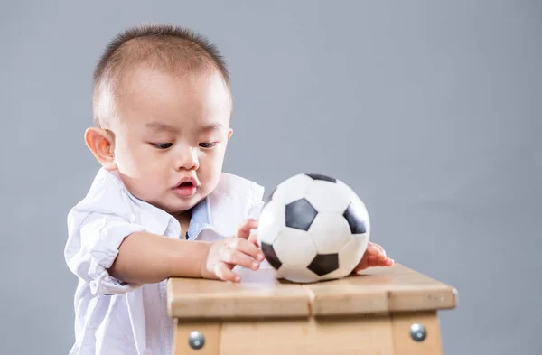 Asiatisk Baby Dreng Spiller Fodbold - Stock-foto