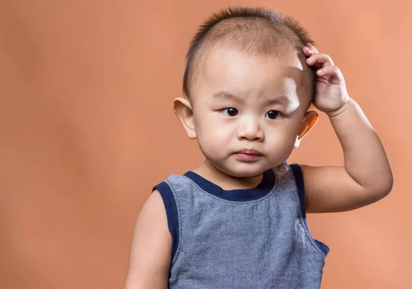 Chinese Baby Touch Zijn Hoofd — Stockfoto