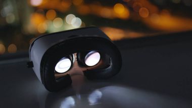 Geceleri video oynarken Vr aygıt 