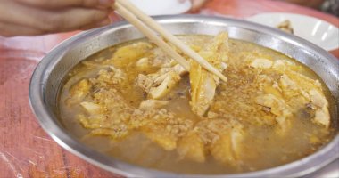 Sarımsaklı tavuk yiyorsunuz  