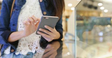 Cep telefonu kullanan kadın