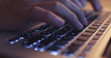 Eller dizüstü bilgisayarda klavyede yazıyor. 