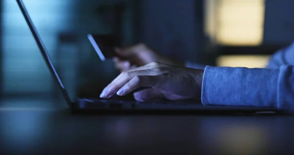 Online shopping with credit card and laptop computer — Stock Photo, Image