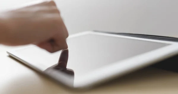 Person, die am Tablet-Computer arbeitet — Stockfoto