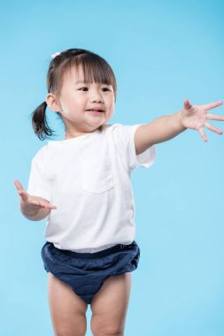 Kız avuç ve yukarı yükseltmek 