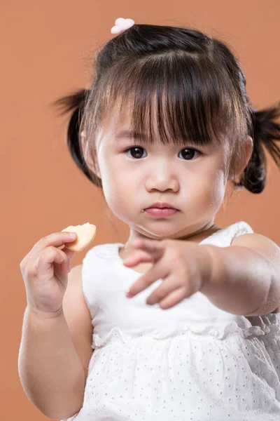 Aziatische Meisje Eten Snack Vinger Wijzen Voorzijde — Stockfoto