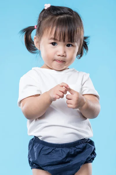 Asiatiska Baby Flicka Stående — Stockfoto