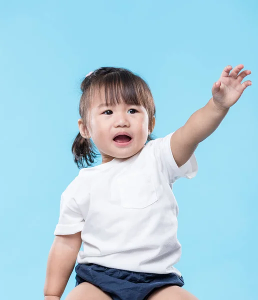 女の赤ちゃんが手を上げる — ストック写真