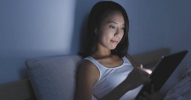 Tablet bilgisayar kullanan kadın 