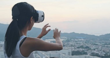 Vr aygıt çatı üst bakarak kadın 