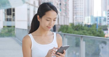 cep telefonu açık, kullanan kadın 