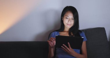 Geceleri tablet kullanan kadın 