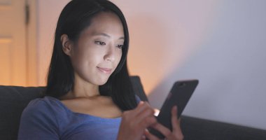 Cep telefonu kullanan kadın 