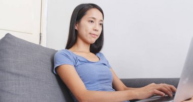 evde dizüstü bilgisayar üzerinde çalışan kadın 