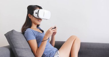 Sanal gerçeklik aygıtıyla evde heyecan kadın oyna 