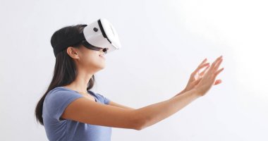 Kadın giyiyor sanal gerçeklik aygıt 