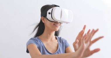 Asyalı kadın ile vr izlerken 